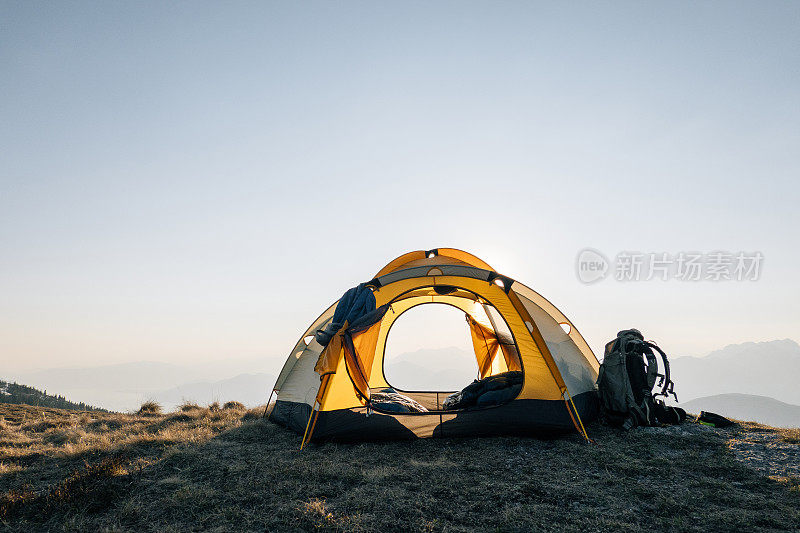 山脊上露营帐篷的风景