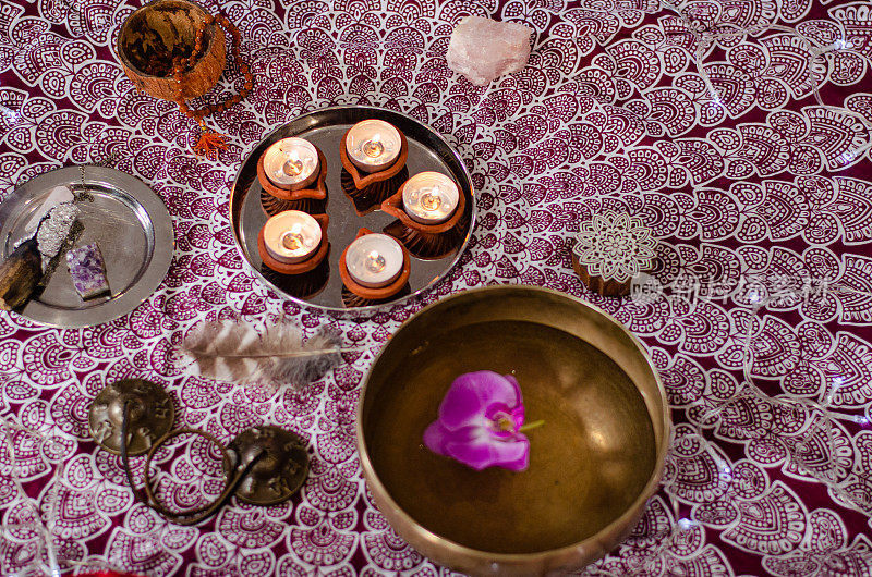 设置了阿育吠陀象征的自然五行和西藏歌唱碗。深奥物体的组成，瑜伽用于治疗，冥想，放松和净化。芳香疗法。