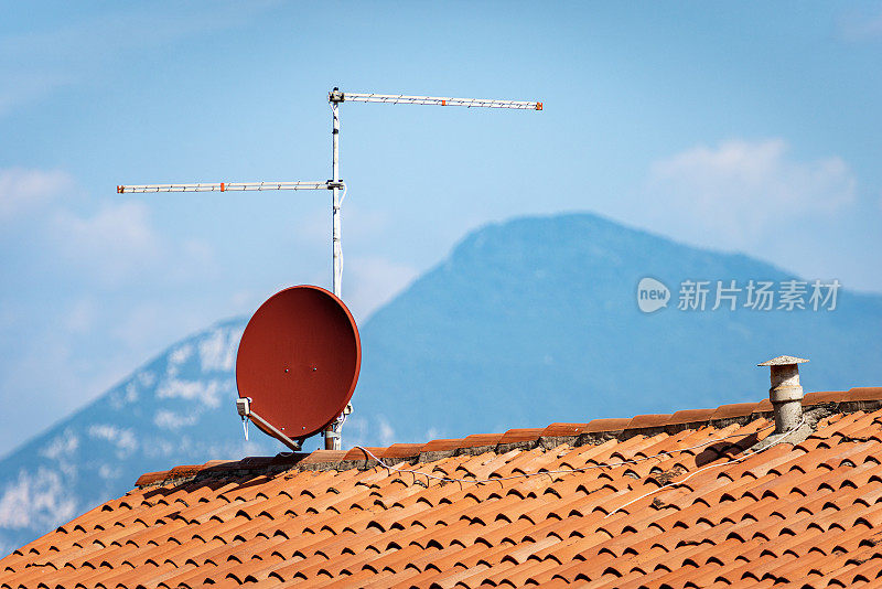 屋顶上的电视天线和卫星天线
