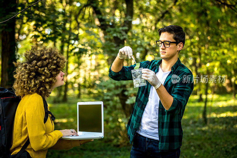 森林里的科学家生态学家采集植物样本。