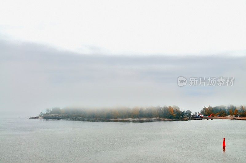 迷雾中的赫尔辛基海港岛