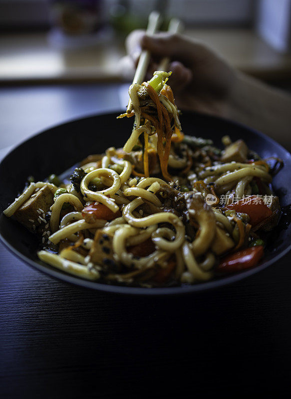 亚洲素食炒菜-照烧面条碗