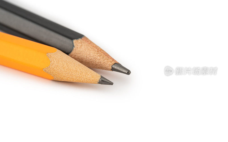 白色背景上的两支铅笔