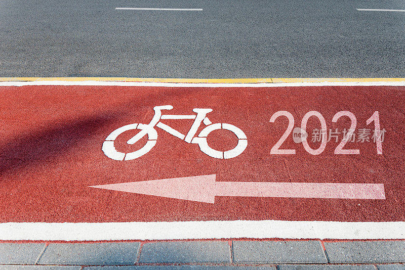 红色道路上的自行车道标志和2021号