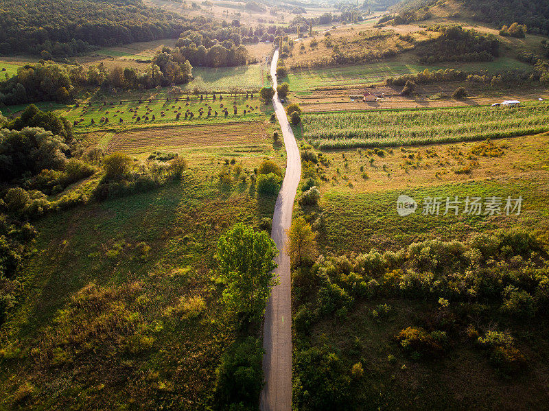 鸟瞰图乡村景观与蜿蜒的道路