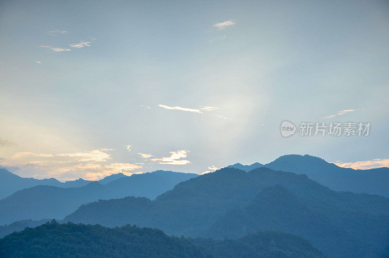 日出时朦胧的群山