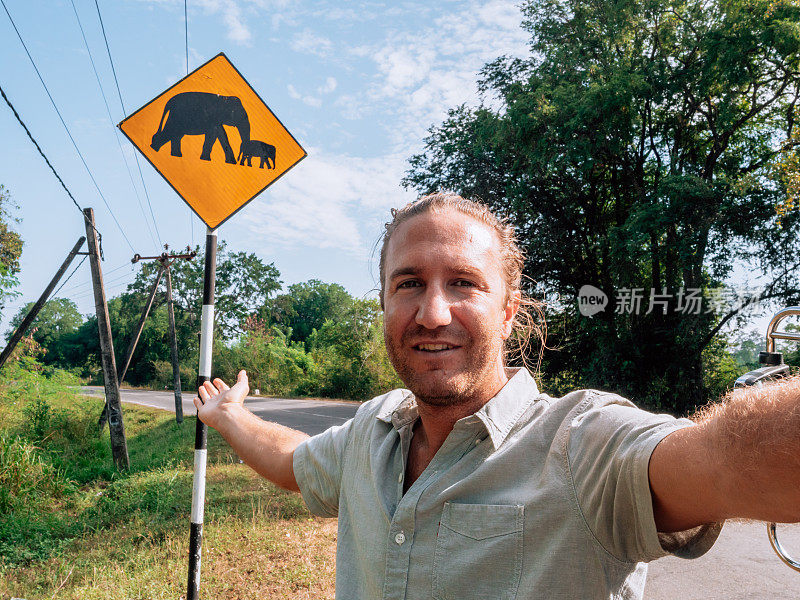 斯里兰卡一名男子在自拍，警告大象过马路