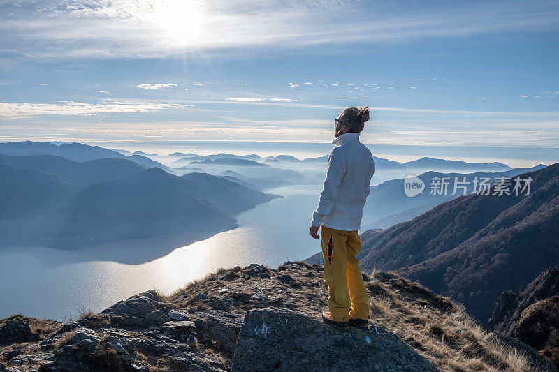 男性徒步旅行者从山顶眺望风景