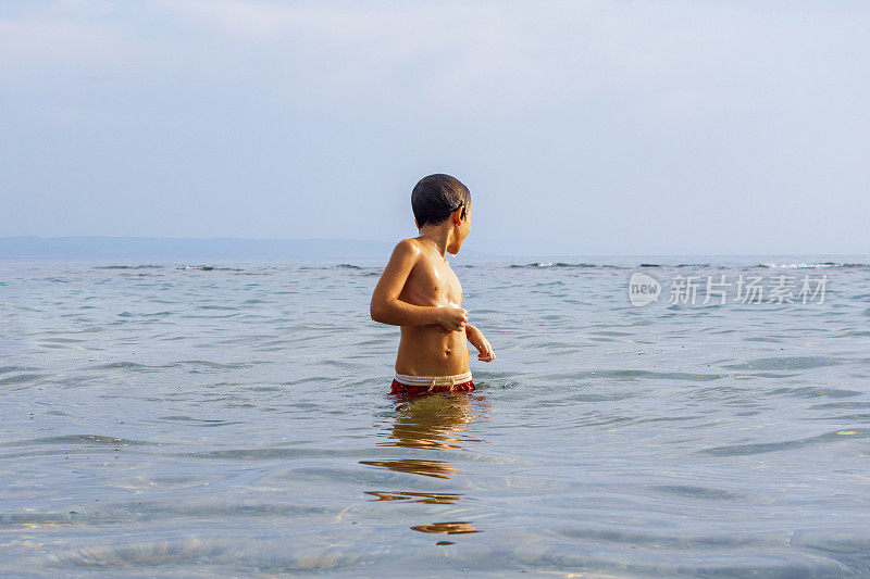 男孩夏天的乐趣在海上