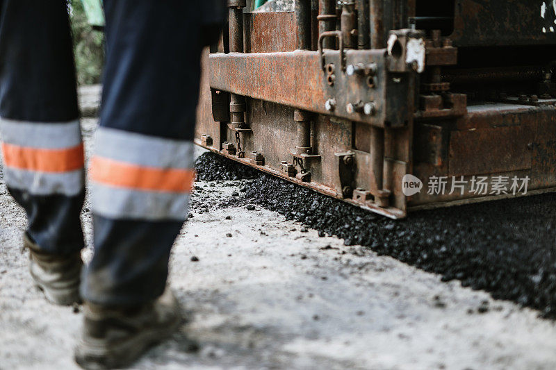 正在施工的道路工人