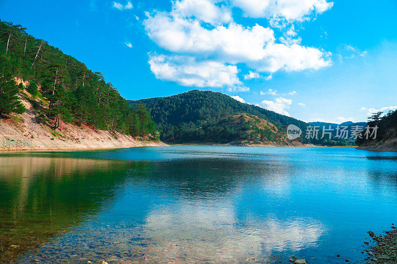 日落湖，碧蓝碧绿的水和蓝天，山的森林远端，博鲁，土耳其