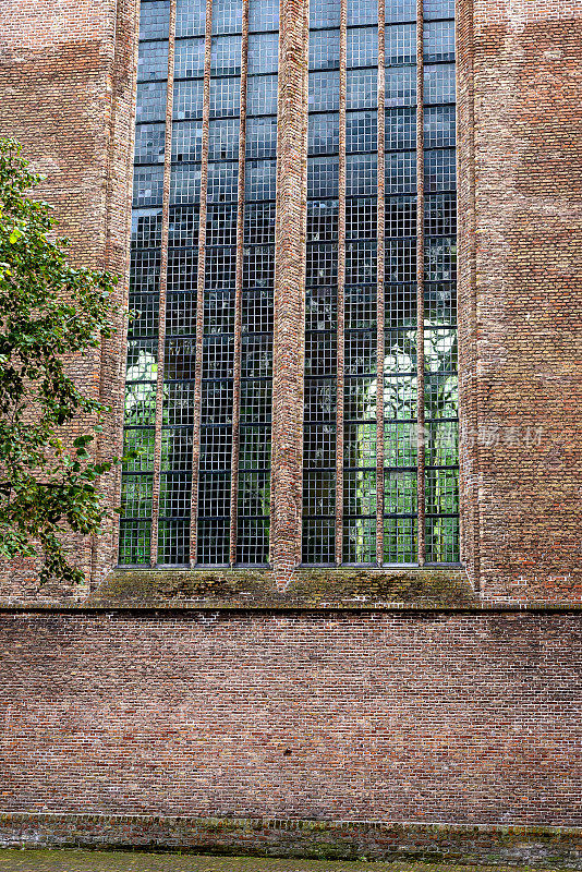 位于海牙的新教大教堂的墙壁和窗户