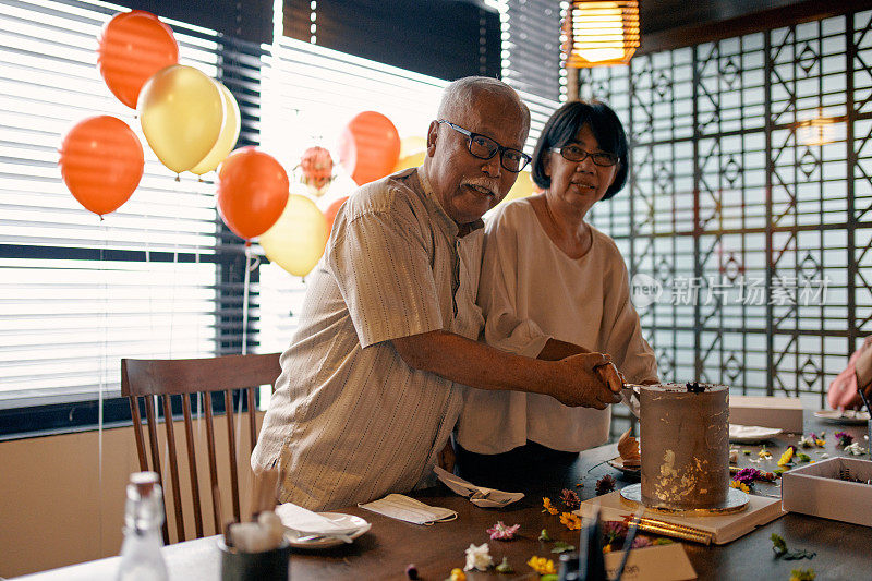 亚洲老夫妇一起庆祝生日