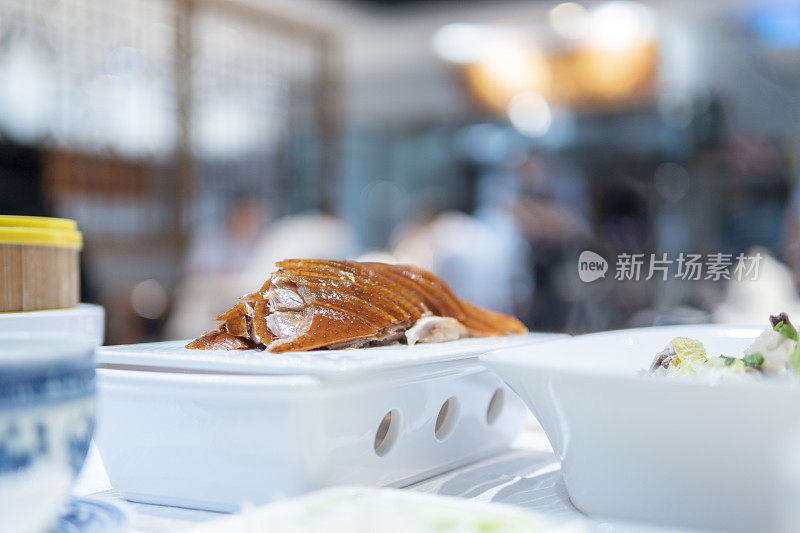 餐馆里美味的北京烤鸭的特写