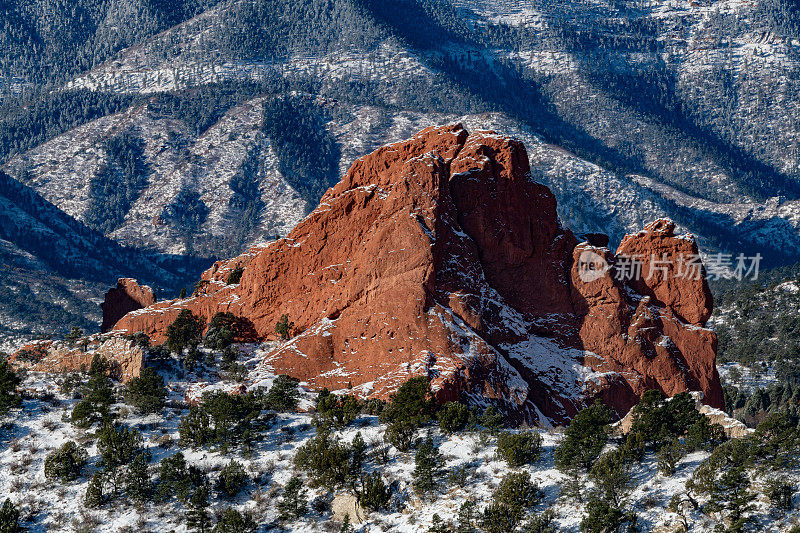 天神花园高大的岩石在冬季降雪后形成