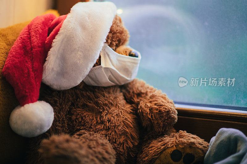 圣诞节时戴上医用防护口罩进行隔离或自我隔离的泰迪熊