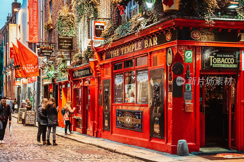 圣诞节爱尔兰酒吧的入口。