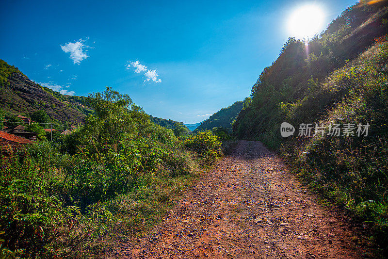 塞尔维亚的老山或斯塔拉平原，一条白天的路