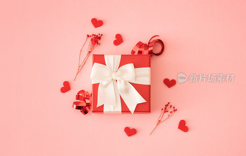 情人节背景与礼品盒和红心