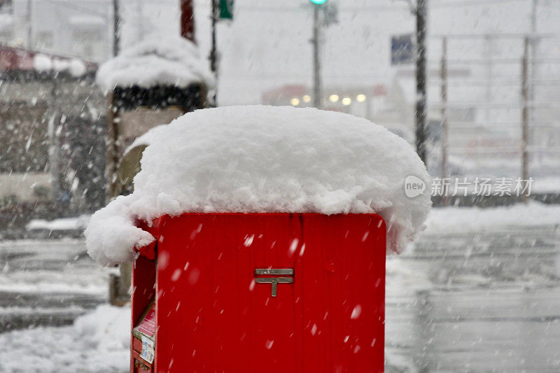 信箱被大雪覆盖