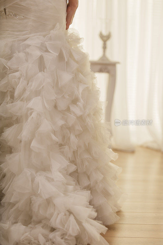 新娘穿的婚纱上的褶边裙摆