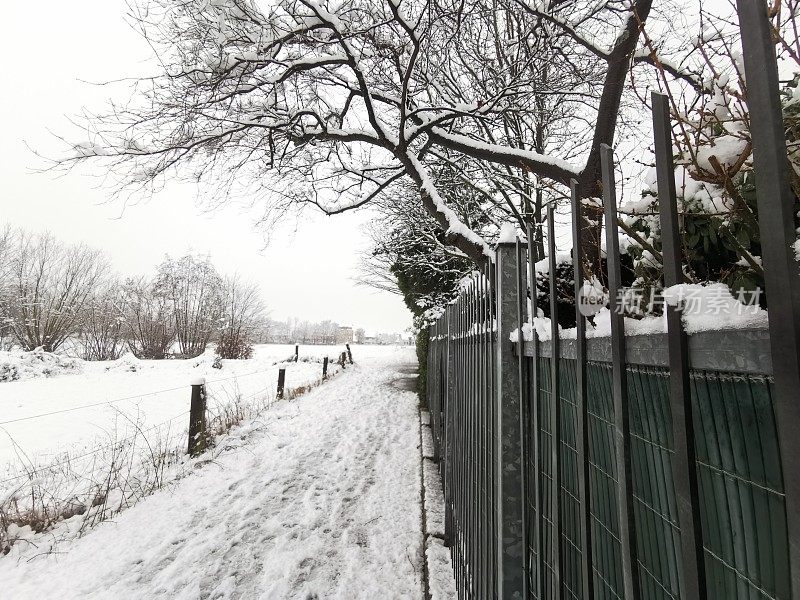 在艾森-哈佐普夫的一个下雪天，景观和盗窃保护私人场地