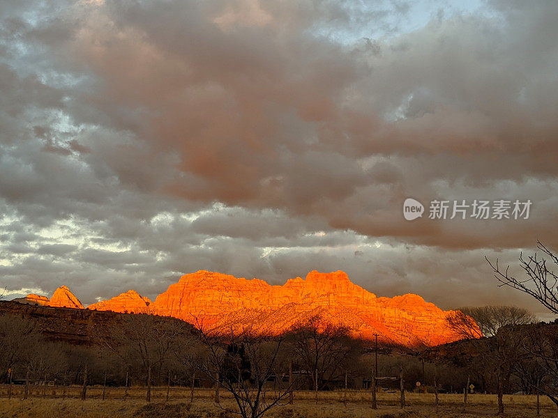 日落的辉光在锡安国家公园的山峰和云景从洛克维尔犹他州在冬季牧场