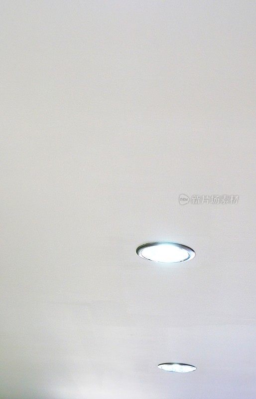 天花板白色的房间，圆形的天花板灯