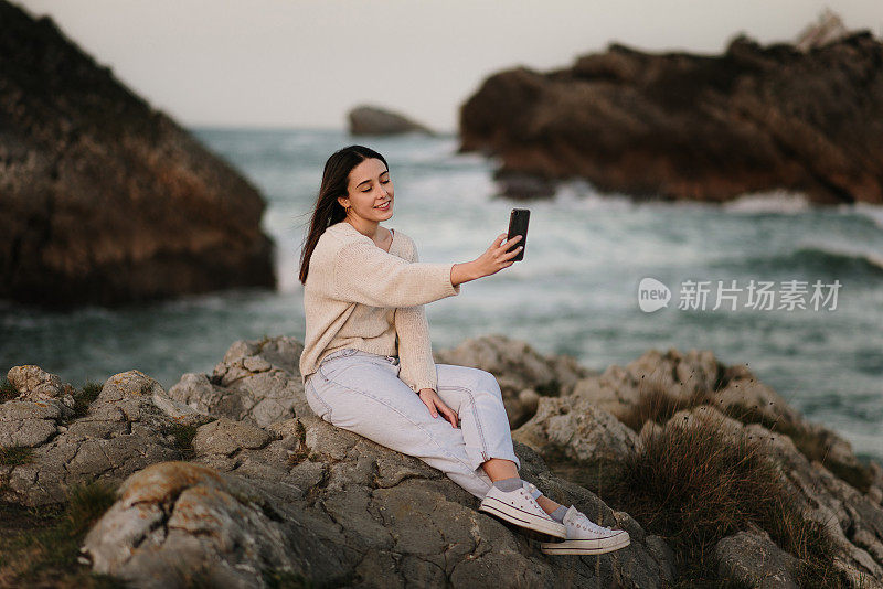 一名年轻女子在海边自拍