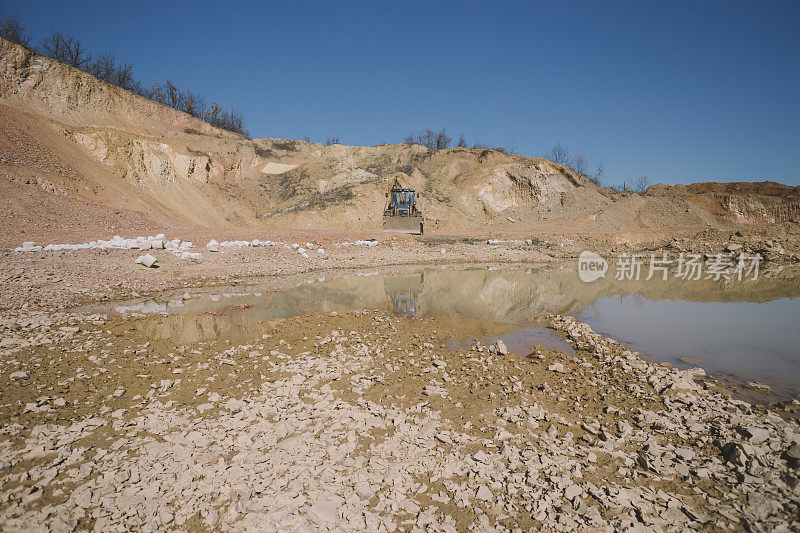 石灰石采石场的推土机装满了大水坑