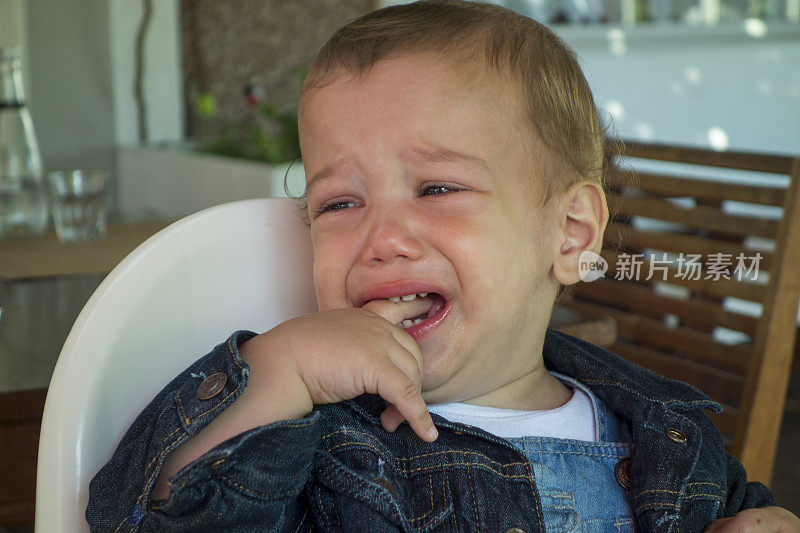 一个非常伤心的15个月大的男孩哭了