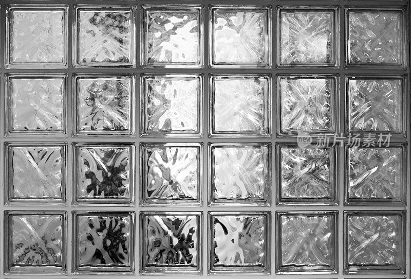 玻璃砖墙的黑白图案配合光效果