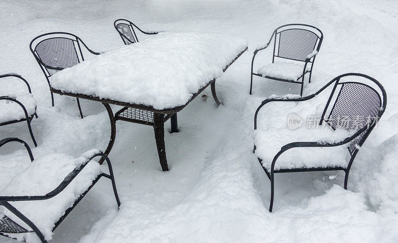 室外家具被雪覆盖