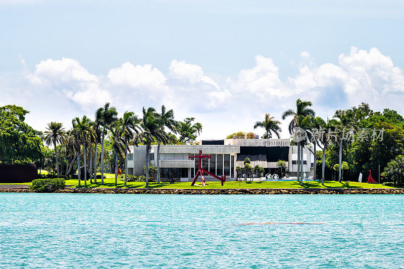 迈阿密，佛罗里达州比斯坎湾近岸内水域和印度溪亿万富翁岛房子滨水海滨物业现代大厦