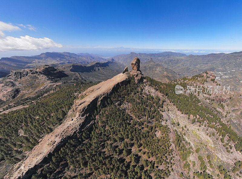 广角鸟瞰图罗克努布洛，火山岩石在特赫达火山口，大加那利岛，加那利群岛，西班牙。