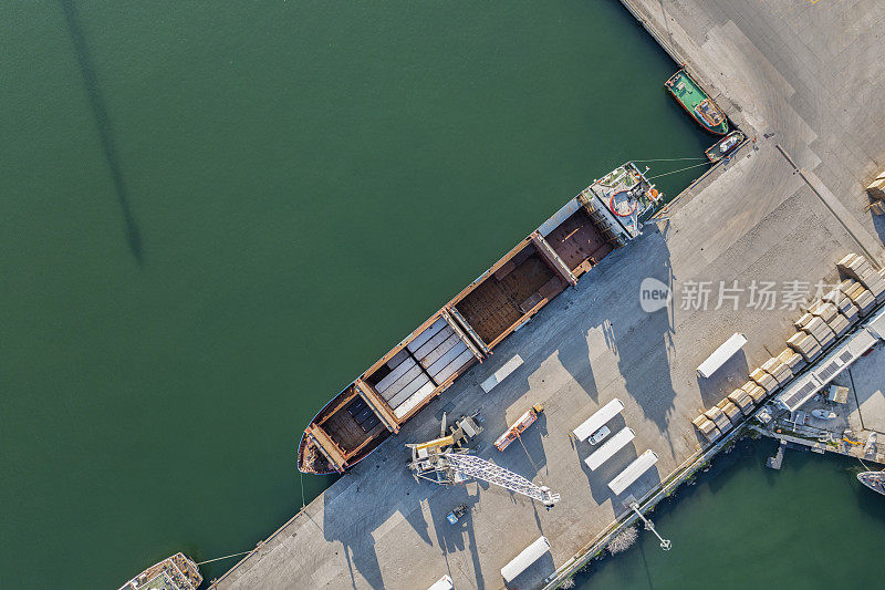 国际集装箱港口货轮鸟瞰图。