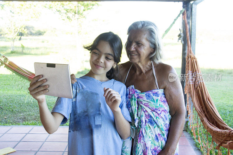 拉丁裔祖母和孙女正在视频通话