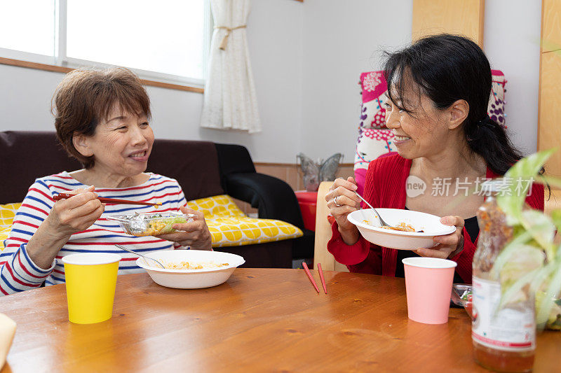 享用外卖食品的家庭