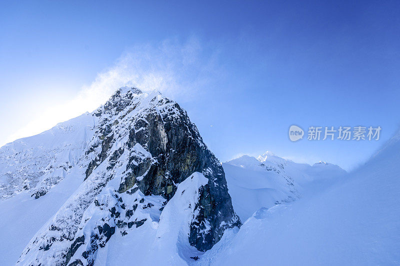 风景秀丽的山峰上覆盖着一层新鲜的雪