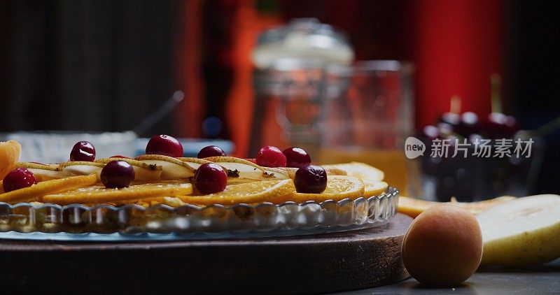 自制健康诱人的早餐，包括麦片、水果、奶油奶酪和蜂蜜