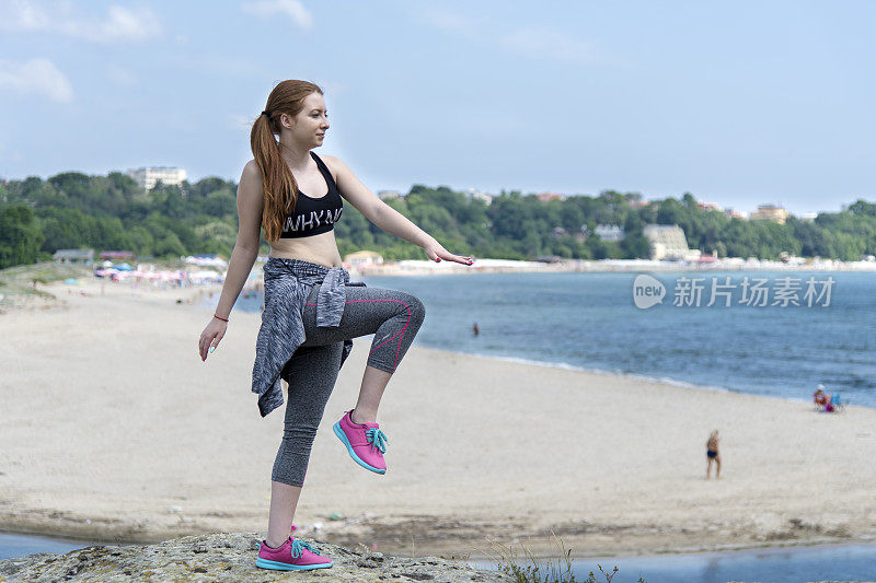 海滩上的红发女人