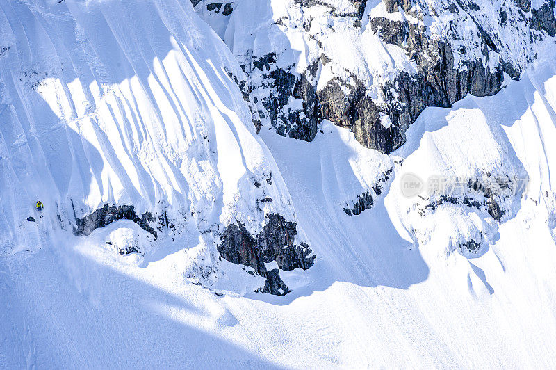 极速滑雪者从陡峭的山上下山