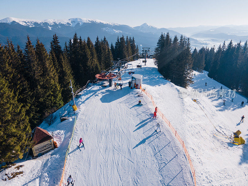 带有斜坡的滑雪胜地鸟瞰图