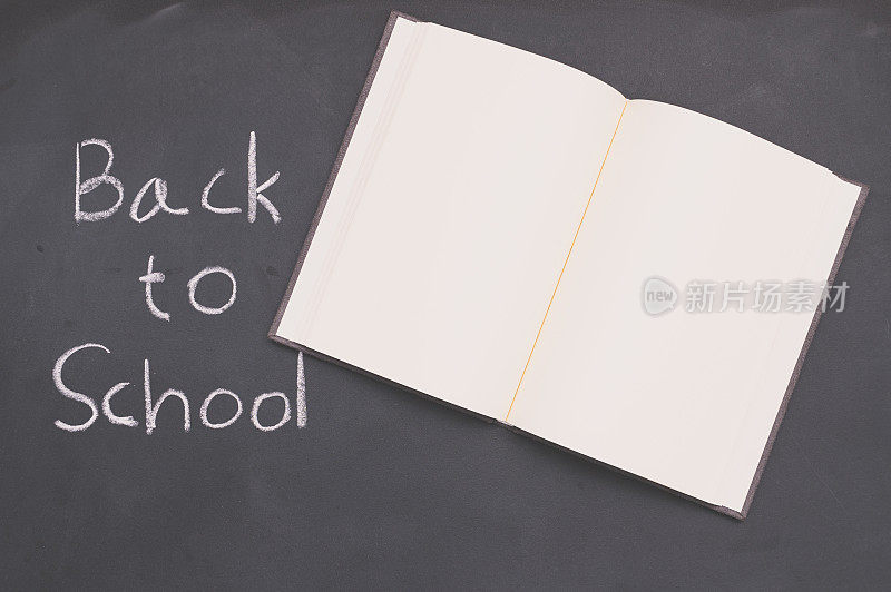 回到学校和黑板上的教育概念书