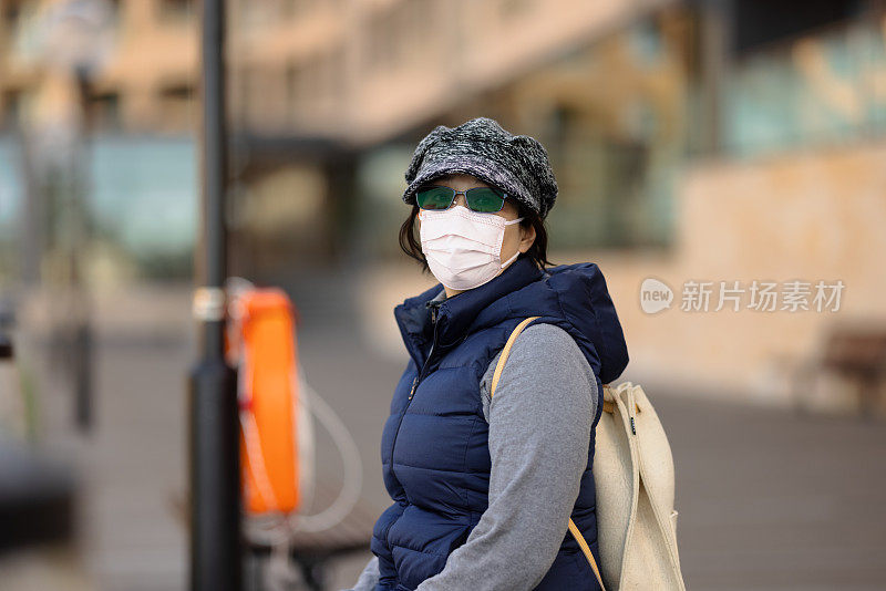 妇女在户外戴口罩