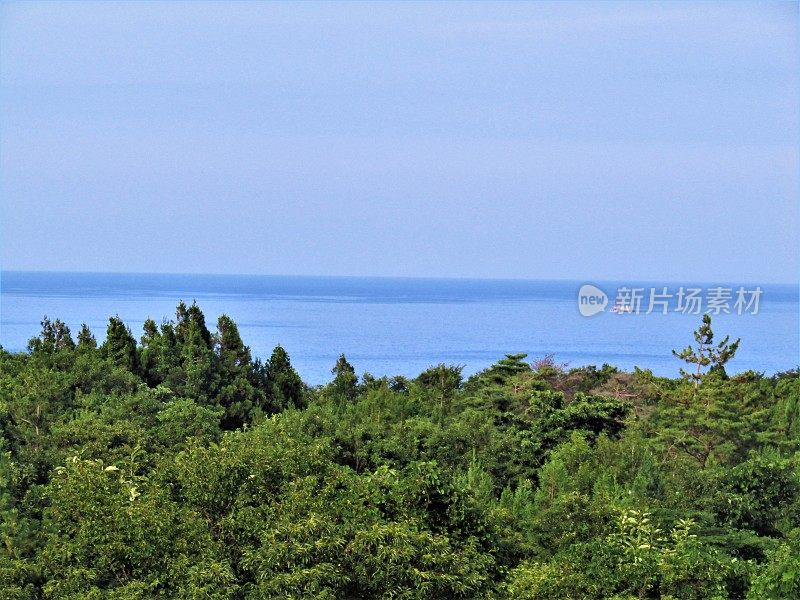 日本。8月。从周围的山上可以看到海景。