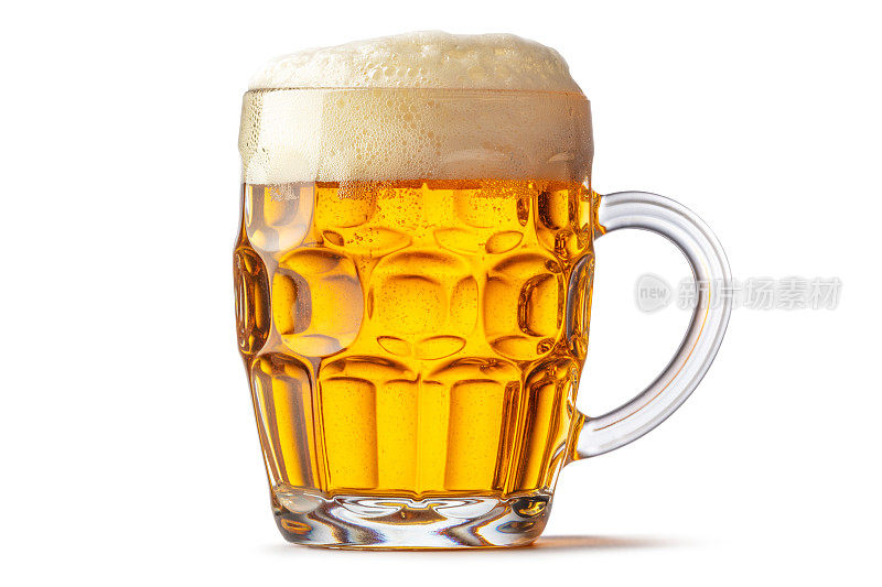 饮料:啤酒孤立在白色背景