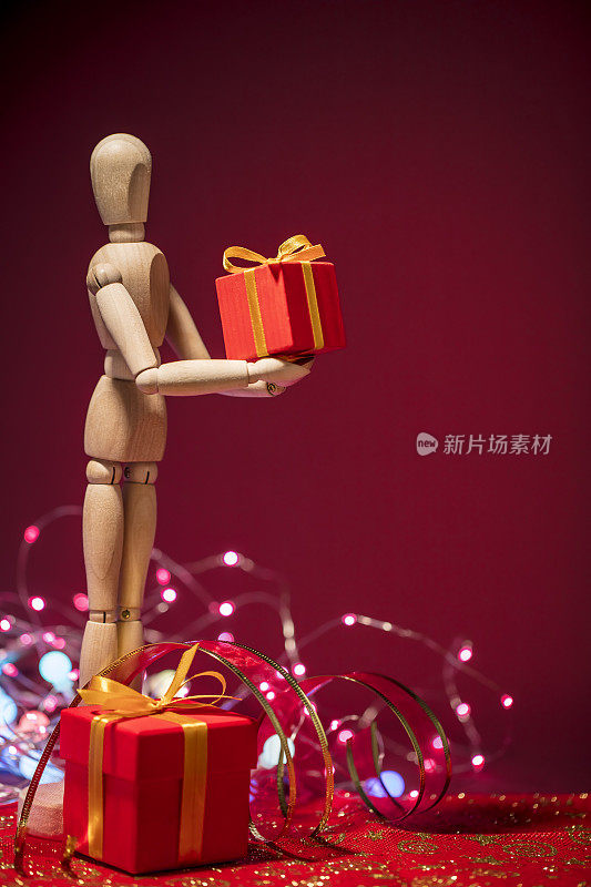 圣诞礼物-手持礼盒的木制人体模型