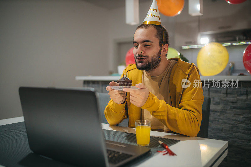 一个年轻人在家庆祝生日