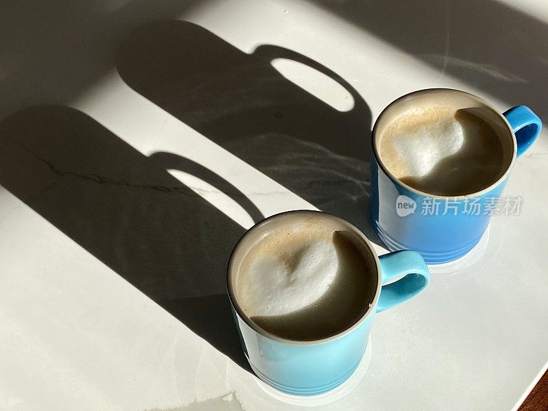 清晨柜台上放着两个热气腾腾的咖啡杯